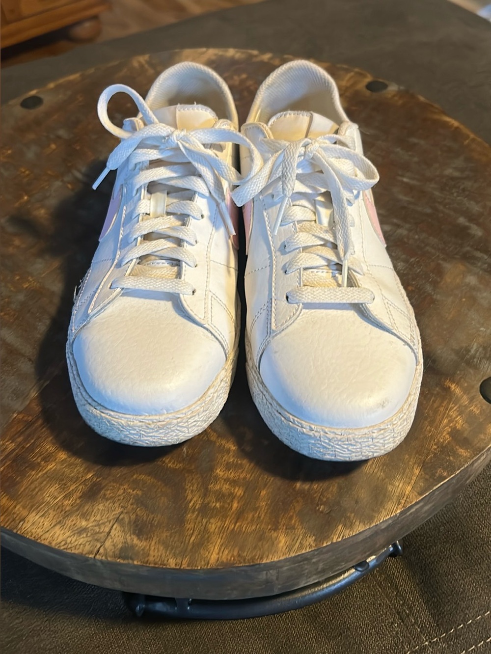 White Low-Top youth Sneakers with Pink Accent